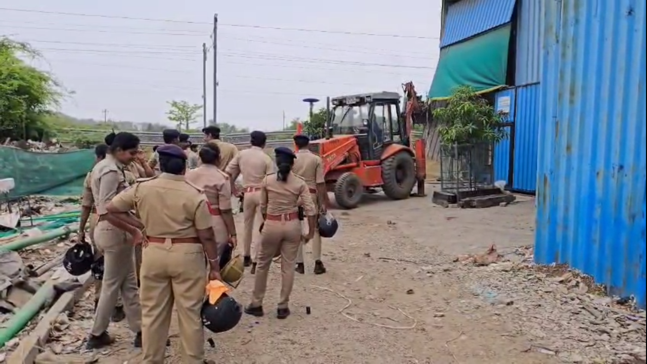 વાપીમાં ડિમોલિશનની કાર્યવાહી