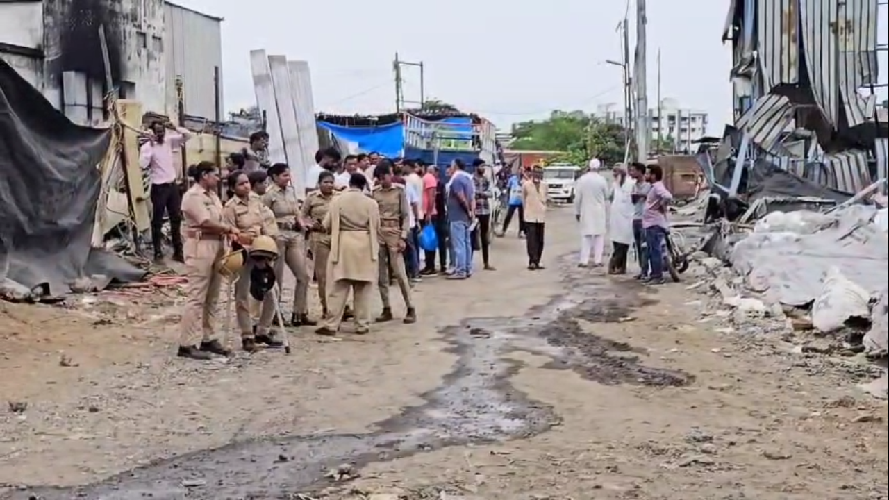વાપીમાં ડિમોલિશનની કાર્યવાહી