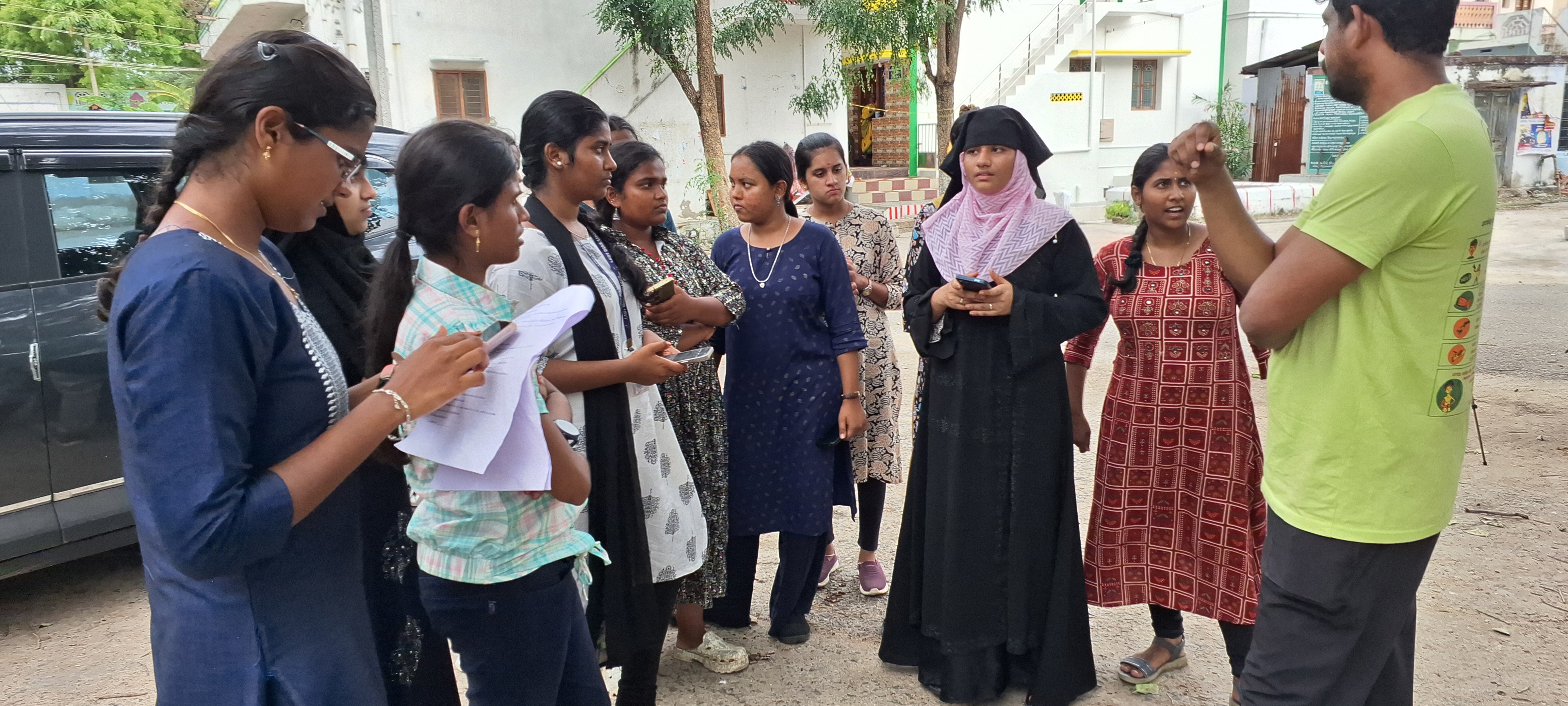 பாம்பு கடி குறித்த கணக்கெடுப்பில் ஈடுபட்டுள்ள மாணவிகள்