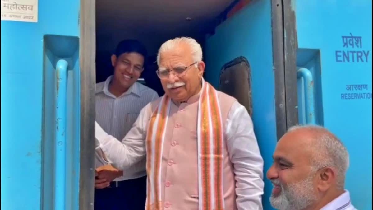 Cm manohar lal in train