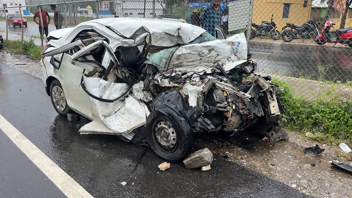 Accident between Two cars in Mandya