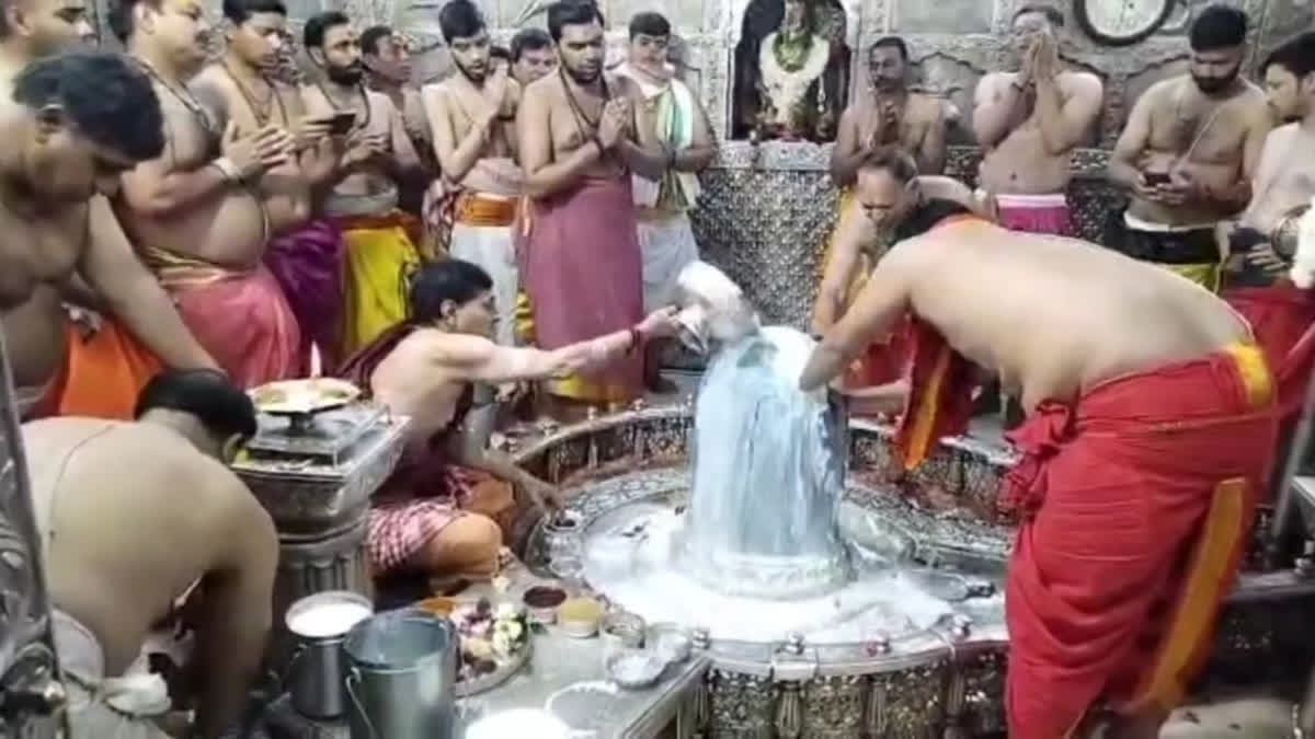 MP: ASI, GSI advices to ban entry in sanctum sanctorum over Shivling erosion in Mahakaleshwar temple