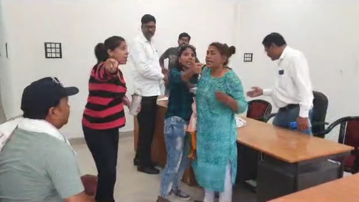 jabalpur municipal corporation 2 women clashed