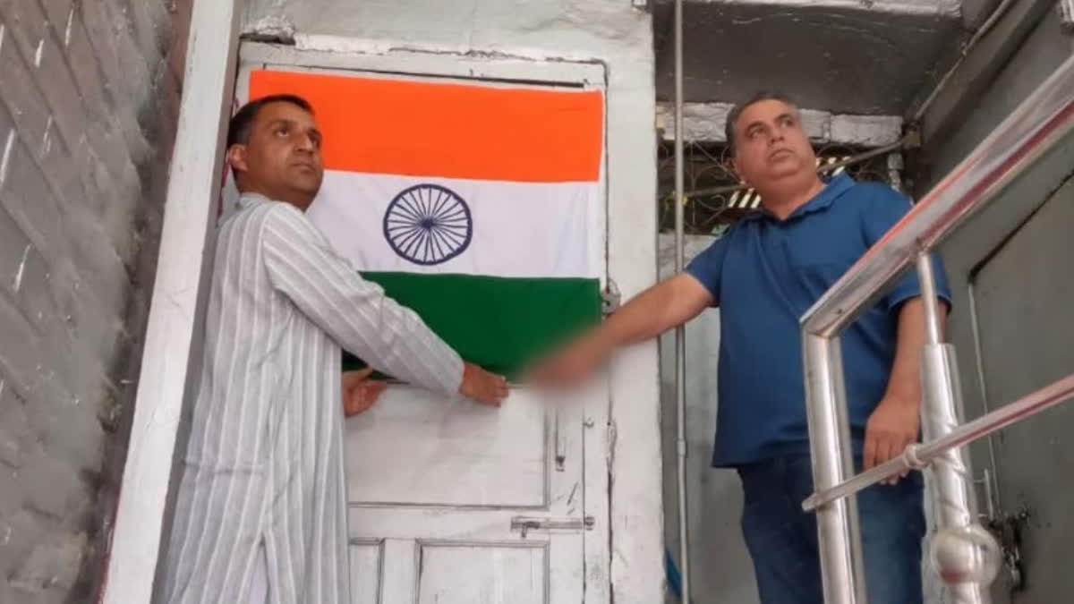 ENTREPRENEUR ACTIVIST SANDEEP MAWA HOISTED THE TRICOLOR IN FRONT OF JKLF OFFICE