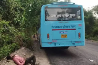 The driver of the bus lying by the side of the highway in Uttarakhand