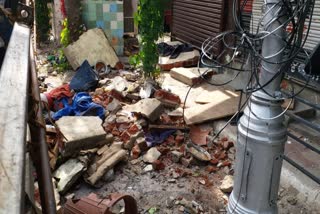 The roof of the house fell during the Rath Yatra