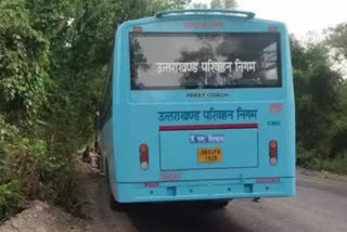 UTTARAKHAND DRIVER FAINTS ON MOVING BUS  ബസ്‌ ഡ്രൈവർ കുഴഞ്ഞ് വീണു  ഉത്തരാഖണ്ഡ് ബസ് അപകടം  സിഐഎസ്‌എഫ് ഉദ്യോഗസ്ഥൻ  CISF OFFICER SAVES PASSENGERS LIFE  ഉത്തരാഖണ്ഡ് ട്രാൻസ്‌പോർട്ട് കോർപ്പറേഷൻ  ബസ്  സിഐഎസ്എഫ്  CISF  മദ്യ ലഹരിയിൽ ബസ് ഡ്രൈവർ