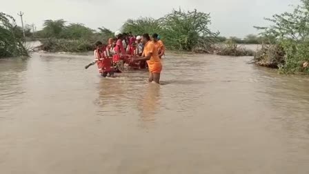 Cyclone Biparjoy : બાડમેરમાં પૂર જેવી સ્થિતિ, SDRF દ્વારા પાણીમાં ફસાયેલા 64 લોકોનું રેસક્યુ