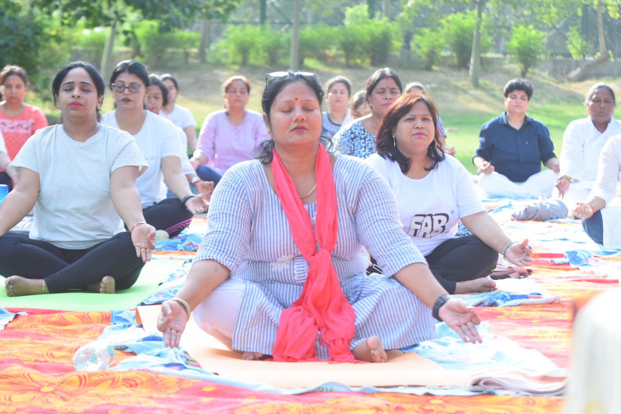 योगासन से आसान कर रहे अपनी और दूसरों की जिंदगी.