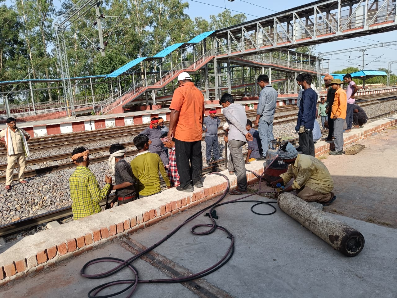 rail-track-melted-in-lucknow-nigohan-railway-station-