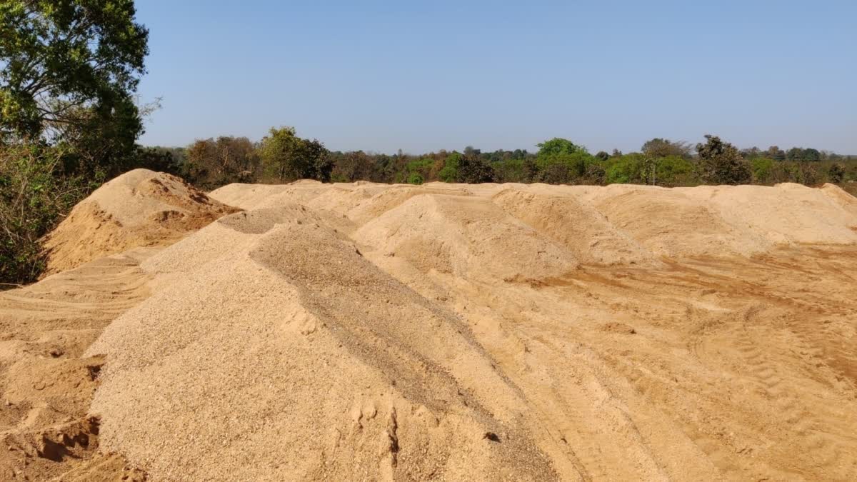 Illegal sand mining continues from river ghats in Khunti