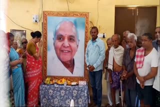 TRIBUTES TO RAMOJI AT OLD AGE HOME