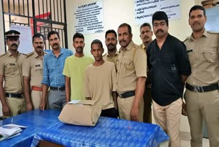 GANJA ARREST IN KUMARAKOM  കുമരകത്ത് കഞ്ചാവ് വിൽപന  GANJA SEIZED IN KUMARAKOM  കഞ്ചാവുമായി യുവാക്കള്‍ അറസ്റ്റിൽ