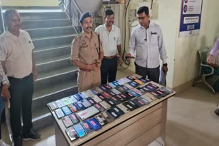 کانپور میں پولیس نے لوگوں کو چوری شدہ 75 سمارٹ فون واپس کیے جن کی کل مالیت 14 لاکھ روپے
