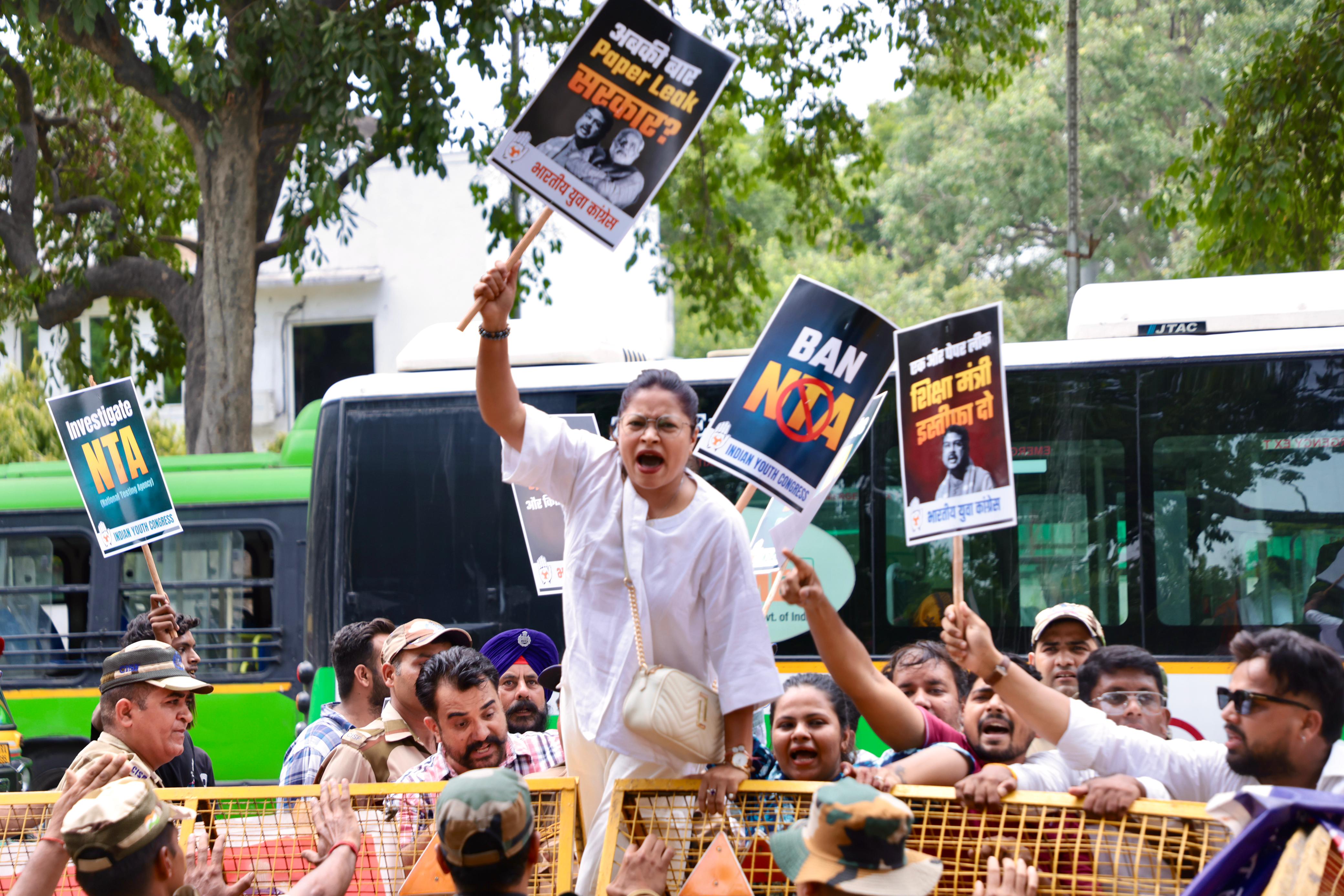 भारतीय यूथ कांग्रेस कार्यकर्ताओं ने किया प्रदर्शन