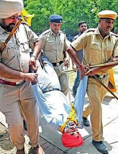 Chandigarh Municipal Corporation demolished Mani Majra temple on the notice of High Court AAP and Congress leaders protested there was a lot of ruckus