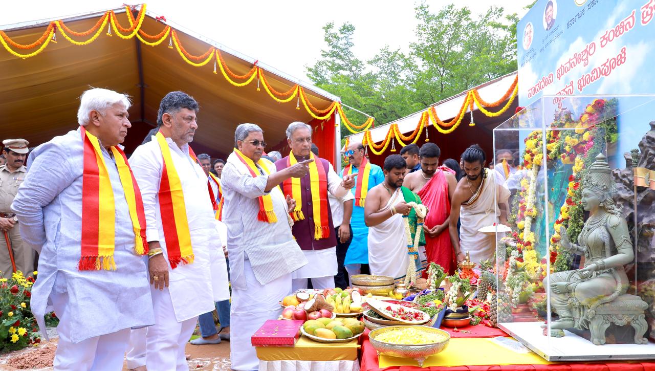 ಕನ್ನಡಾಂಬೆಯ ಕಂಚಿನ ಪ್ರತಿಮೆ ನಿರ್ಮಾಣಕ್ಕೆ ಭೂಮಿ ಪೂಜೆ