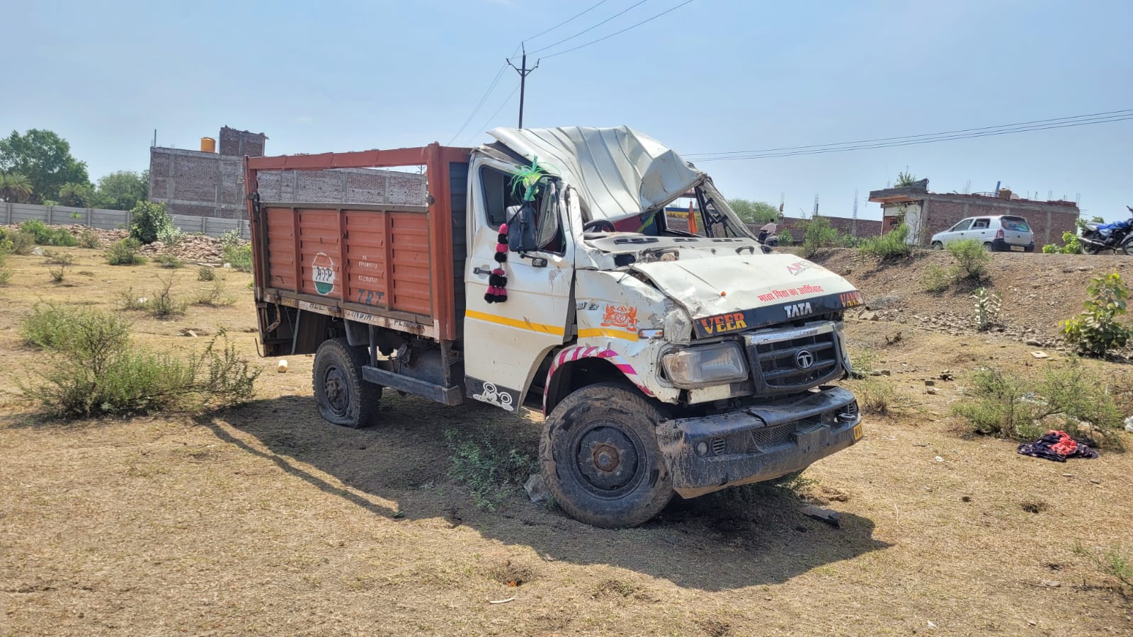 TRAVELING LOADING VEHICLE