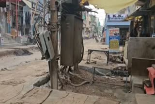 SATNA POLE IN MIDDLE OF ROAD