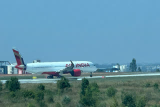 Bengaluru  Air india  Plane crash threat  ವಿಮಾನದಿಂದ ವೈದ್ಯೆ ಹೊರಕ್ಕೆ