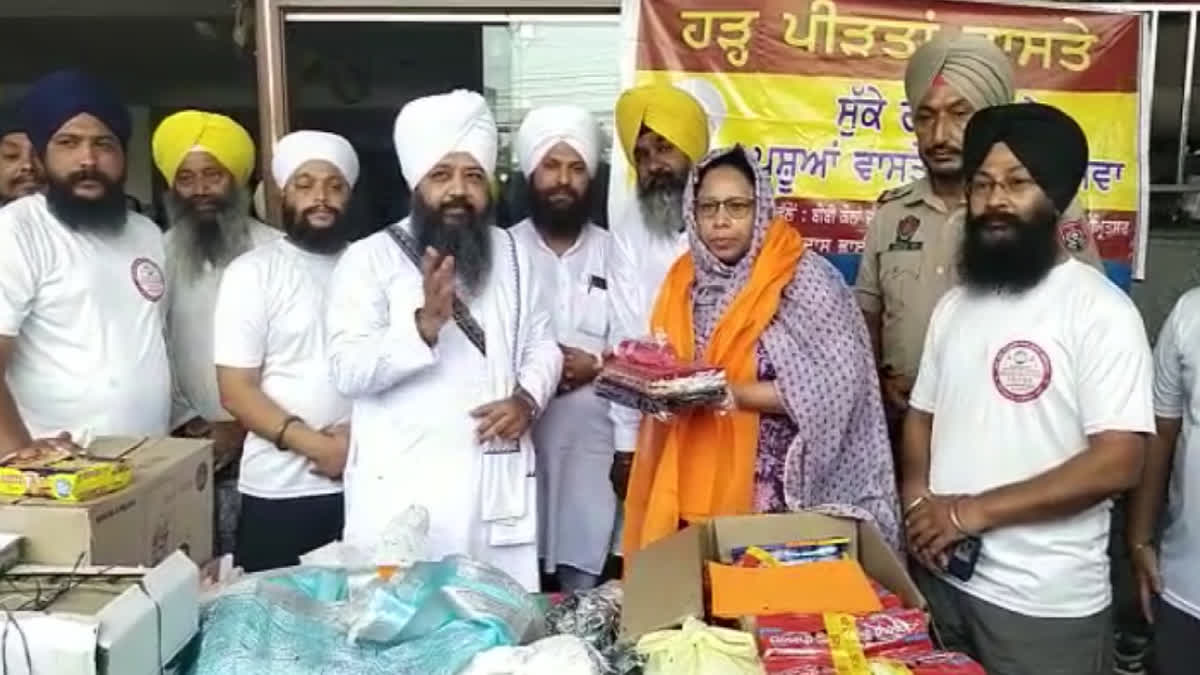 Social service organizations help the people who are troubled due to recent floods in Amritsar