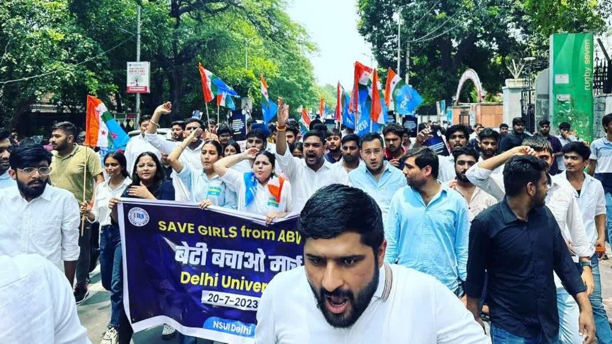 NSUI ने निकाला विरोध मार्च