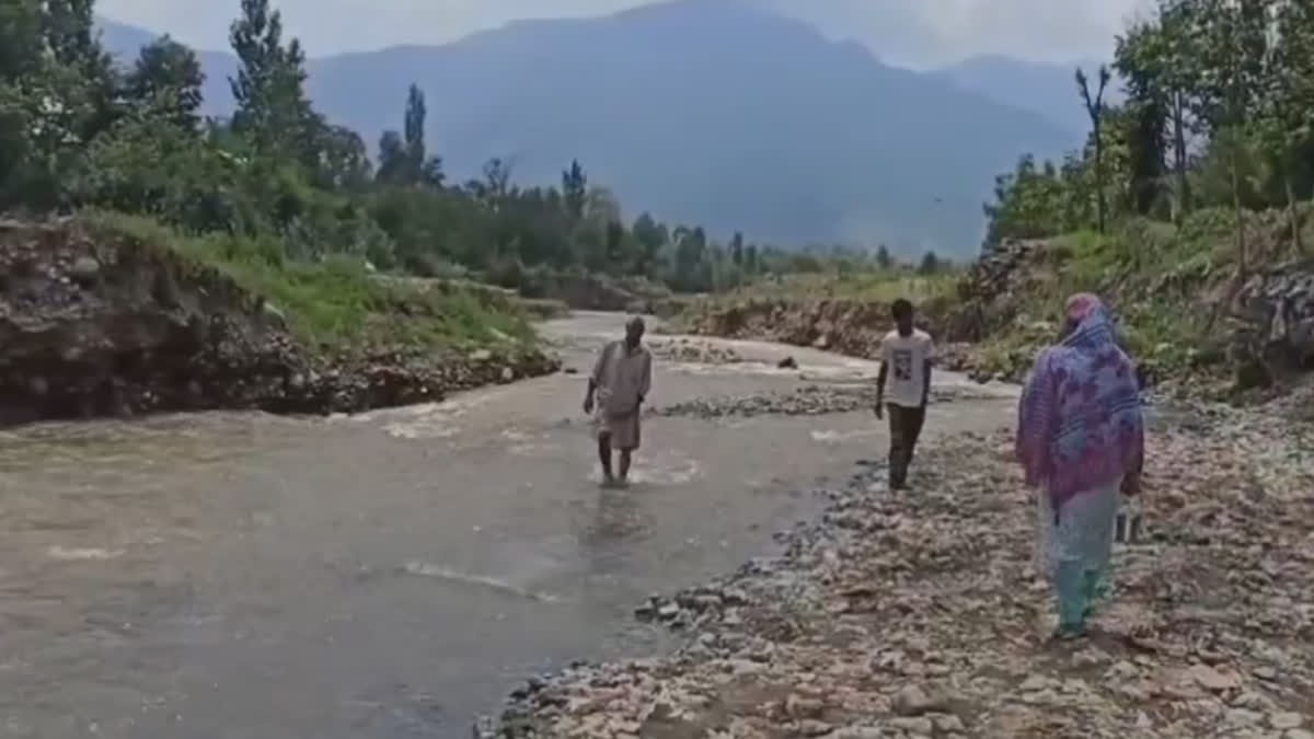 flash-floods-washed-away-temporary-bridge-in-tral-people-suffer