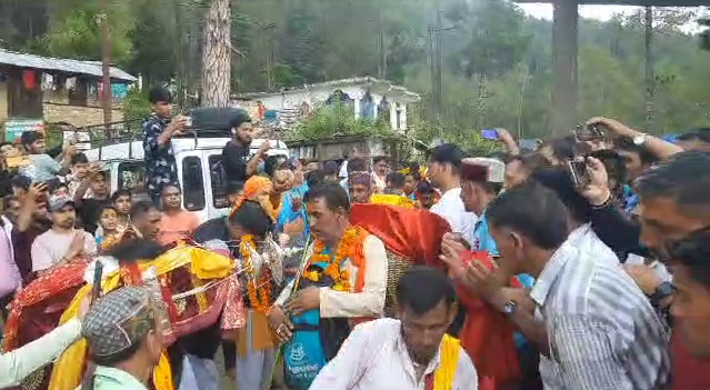Villagers Bring flowers from Bugyals