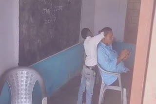 Bihar shocker: Student removes lice from teacher's head