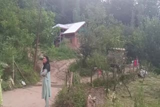 کشمیر کا ایک گاؤں جہاں ترقی چھو کر بھی نہیں گزری