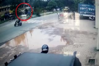Speeding bike collides with divider in Karnataka's Mangaluru