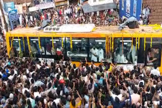 Oommen Chandy funeral procession at Puthuppally  Oommen Chandy funeral procession  Oommen Chandy funeral  Oommen Chandy  ഉമ്മൻ ചാണ്ടിയുടെ ഭൗതിക ദേഹം പുതുപ്പള്ളിയിൽ  ഉമ്മൻ ചാണ്ടി  രാഹുൽ ഗാന്ധി  പുതുപ്പള്ളി സെന്‍റ് ജോർജ് ഓർത്തഡോക്‌സ് പള്ളി