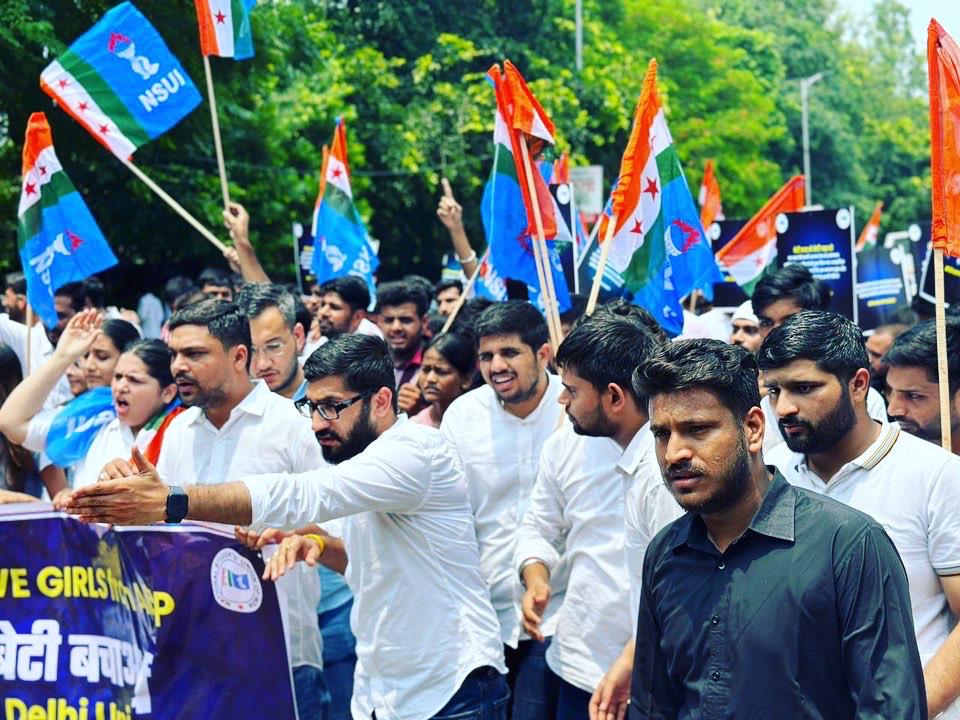 NSUI ने निकाला विरोध मार्च