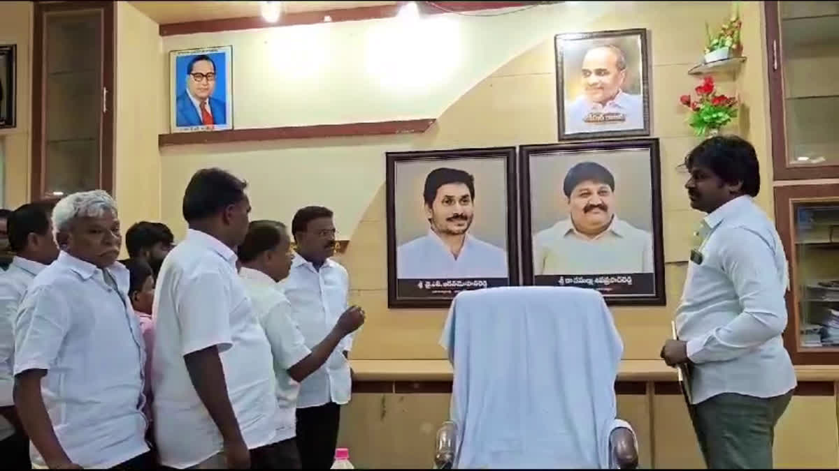 ex_cm_jagan_photo_in_proddatur_municipal_office