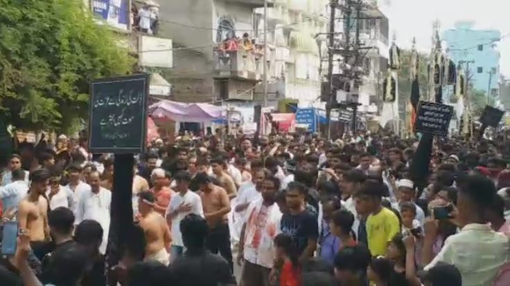 A procession left the Shia mosque in Gaya with tearful eyes and mourning