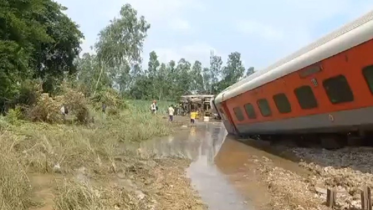 डिब्रूगढ़ एक्सप्रेस की खेत में बिखरी बोगी