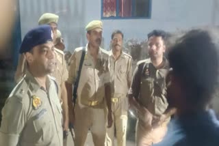 घटना स्थल पर मौजूद पुलिसकर्मी