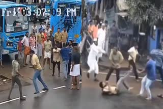 ARGUMENT BETWEEN BUS CREWS  ARGUMENT OVER TIME SCHEDULE OF BUS  ബസ് ജീവനക്കാർ തമ്മില്‍ തര്‍ക്കം  BUS EMPLOYEES ATTACK