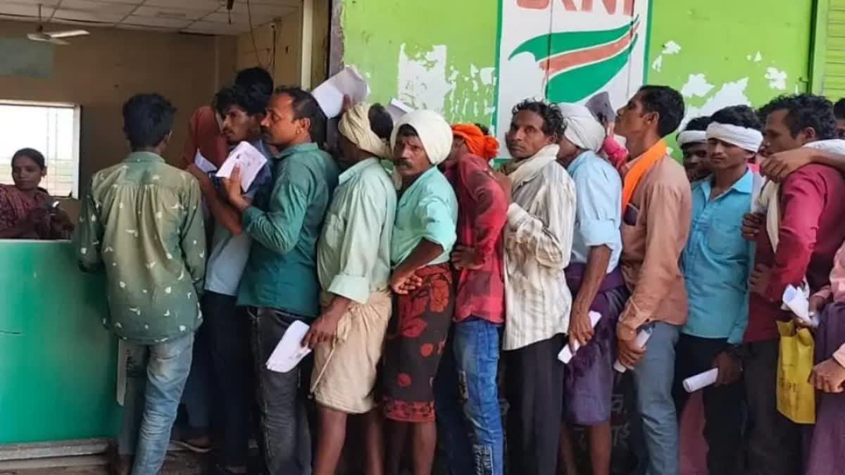 Barwani queues to get fertilizer tokens