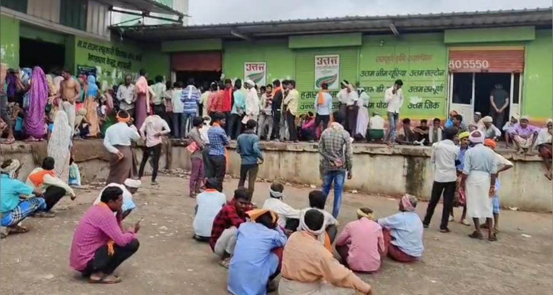 Farmers waiting for fertilizers in Barwani