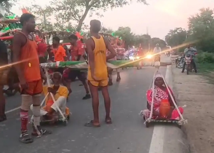 माता पिता को कंधे पर बैठाकर गंगा स्नान कराया.