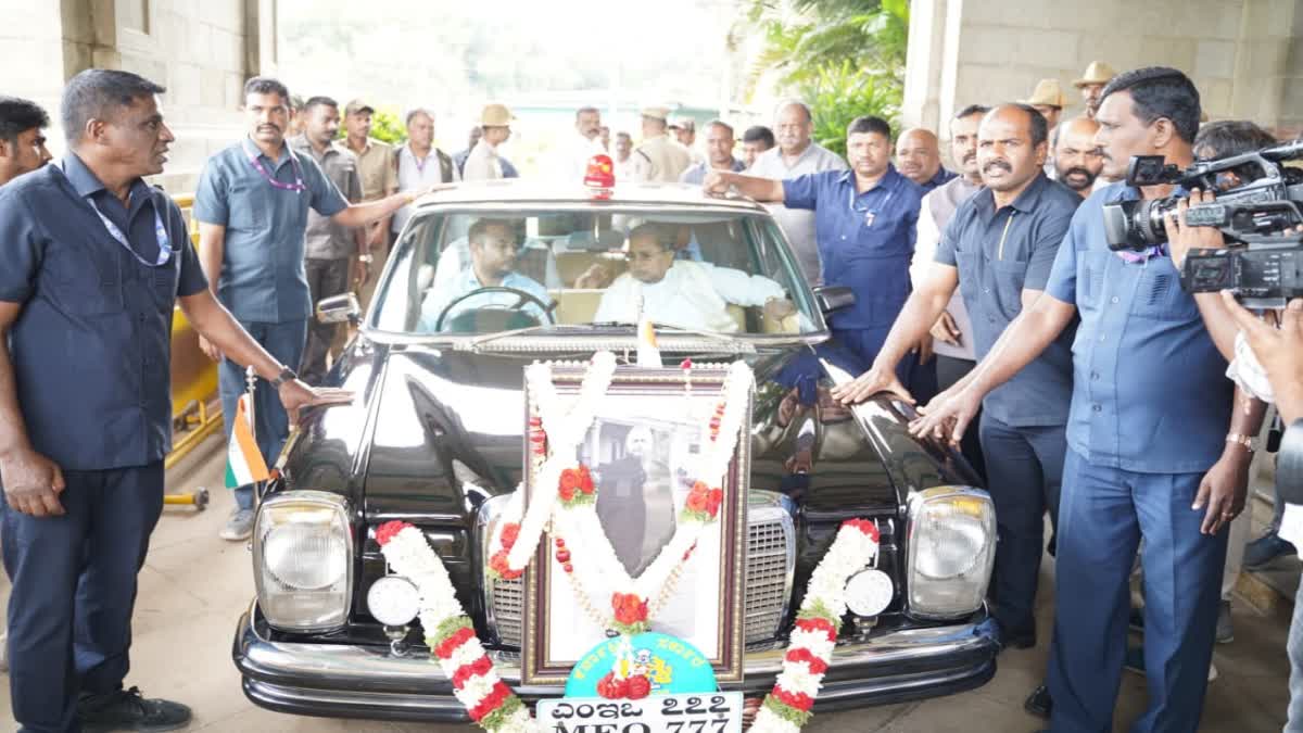 cm-siddaramaiah-rides-in-devaraj-urs-car-at-vidhanasoudha