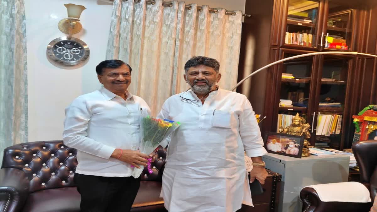 Ayanur Manjunath meets Dcm DK Shivakumar