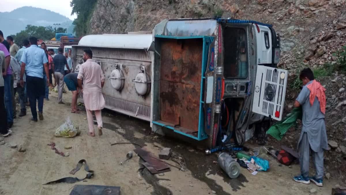 Oil Tanker Overturned on Road in Kamand