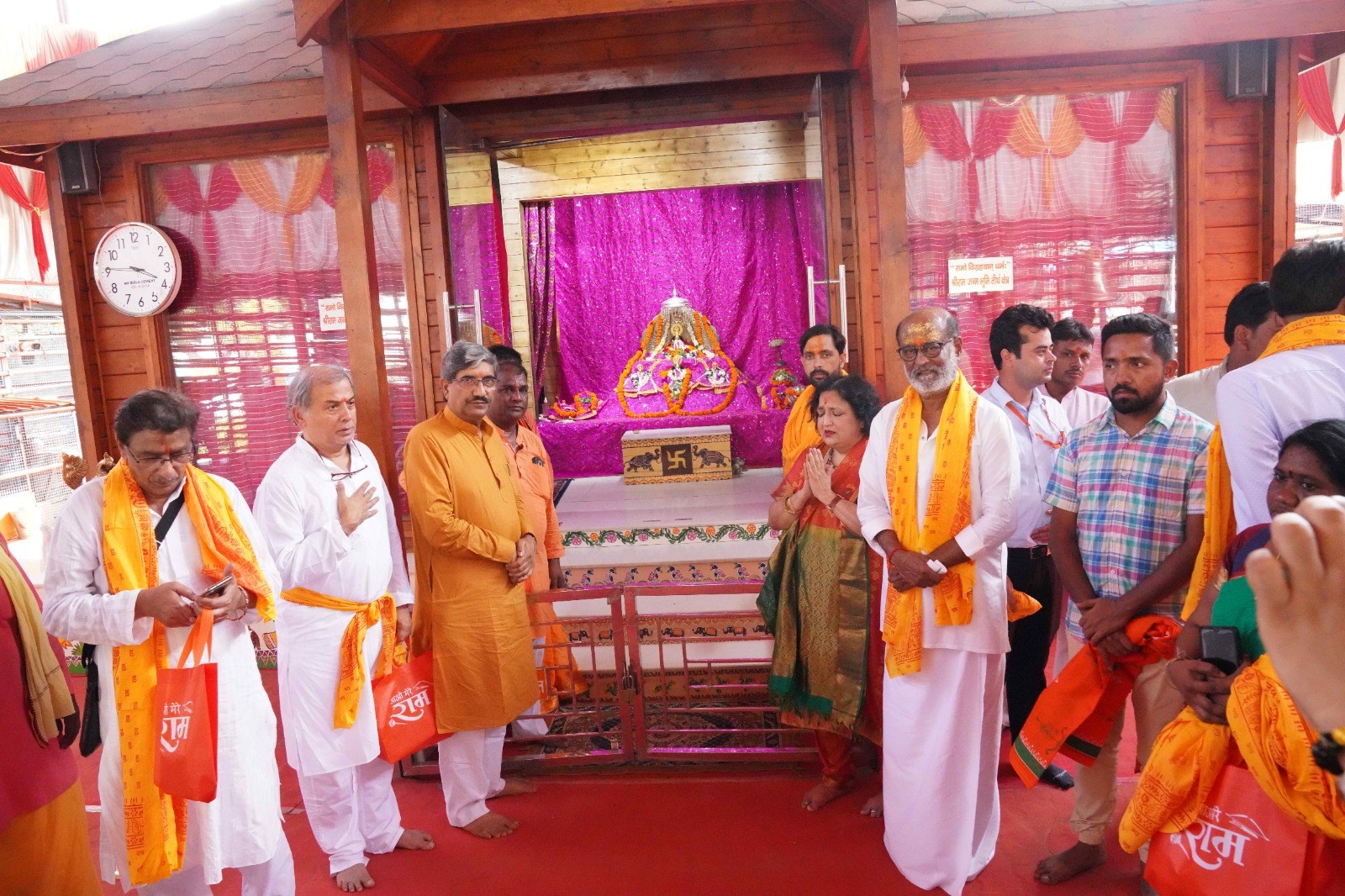 सुपरस्टार रजनीकांत ने मंदिर निर्माण की प्रगति भी देखी.