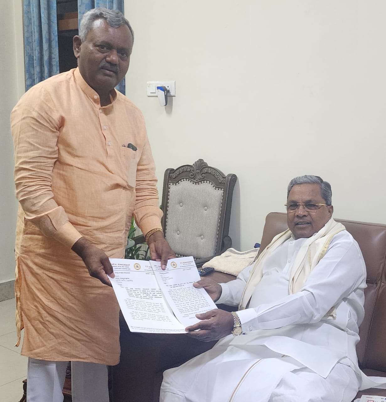 bjp-mla-st-somashekhar-met-cm-siddaramaih-today