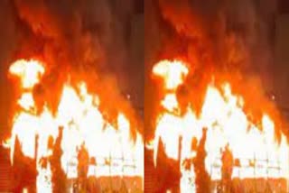 Bus caught fire Pakistan Punjab  Bus caught fire Pakistan  Bus caught fire  ബസിന് തീപിടിച്ച് 16 പേര്‍ വെന്തുമരിച്ചു  Bus caught fire on road  Punjab Pakistan  bus caught fire  Pakistan independence day  Lahore road accidents  road accidents Punjab  എമര്‍ജന്‍സി സര്‍വീസ് ഡിപ്പാര്‍ട്ട്‌മെന്‍റ്  പഞ്ചാബ് റോഡ് അപകടങ്ങള്‍  ലാഹോര്‍ റോഡ് അപകടങ്ങള്‍