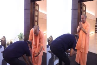 Rajinikanth touched the feet of CM Yogi Adityanath, WATCH VIDEO