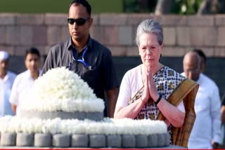 RAJIV GANDHI BIRTH ANNIVERSARY SONIA GANDHI PRIYANKA GANDHI MALLIKARJUN KHARGE PAY TRIBUTE TO FORMER PM