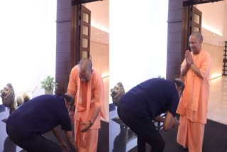 Rajinikanth met Yogi feet